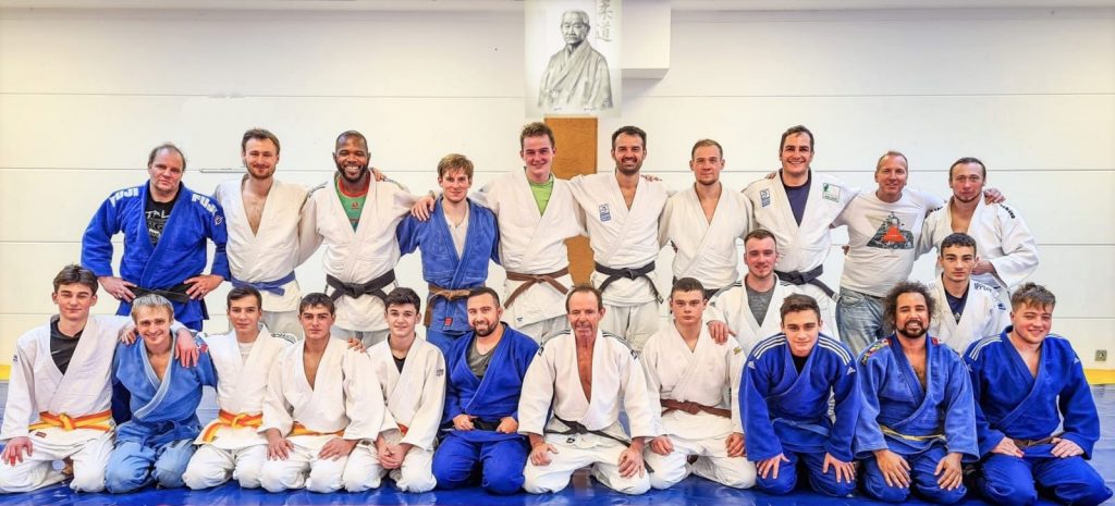 Sie haben die 2. Bundesliga im Blick: Das bunt gemischte Bremer Judo-Team mit ihren Trainern Marcus Utzat (hintere Reihe links) und Egzon Lekaj (hintere Reihe; fünfter von rechts) sowie Manager Sascha Steudel (hintere Reihe; zweiter von rechts).